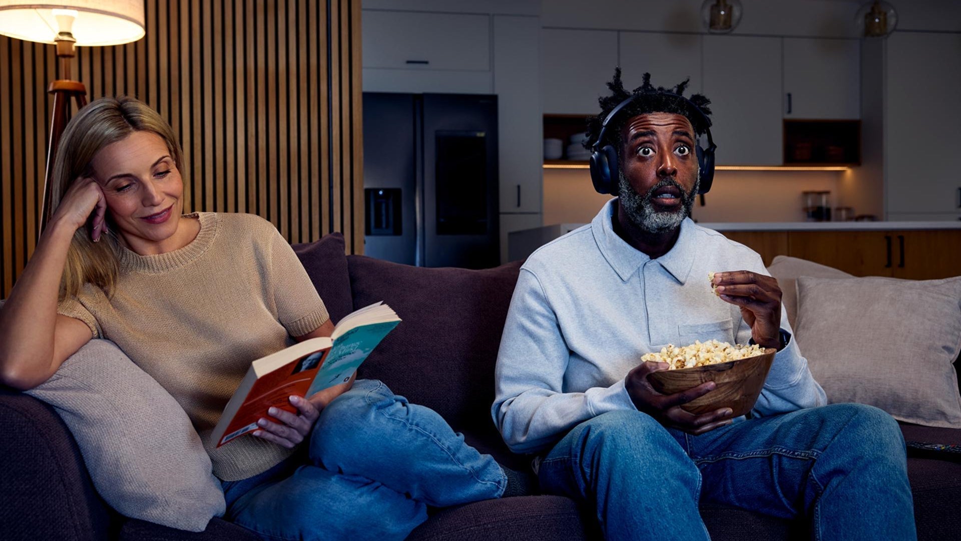  RS 275 Bluetooth Auracast TV Headphones with transmitter and stand Mobile